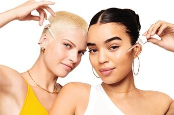 Modelos usando el sérum facial de Garnier