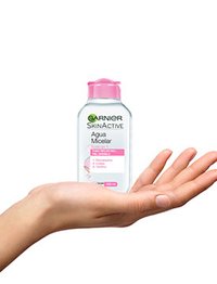 Agua micelar 100 ml botella mano sujetando