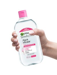 Agua micelar 700 ml botella mano sujetando