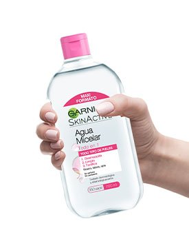 Agua micelar 700 ml botella mano sujetando