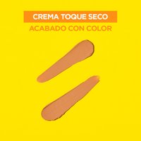 Protector solar con color tono medio