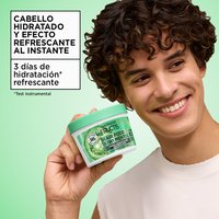 Cabello hidratado y efecto refrescante gracias a la mascarilla Hair Food Kiwi Mentol de Garnier Fructis